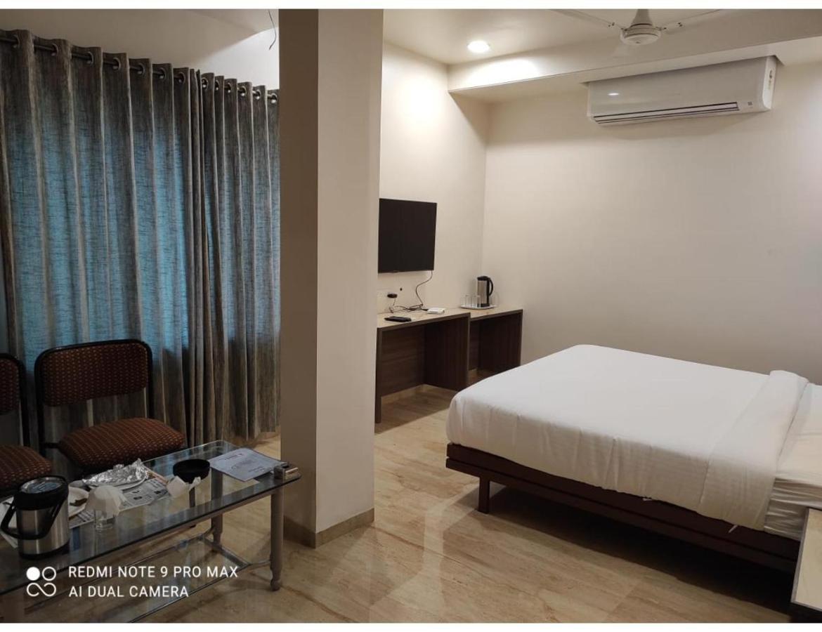 Hotel Dwarka, Nagpur Buitenkant foto